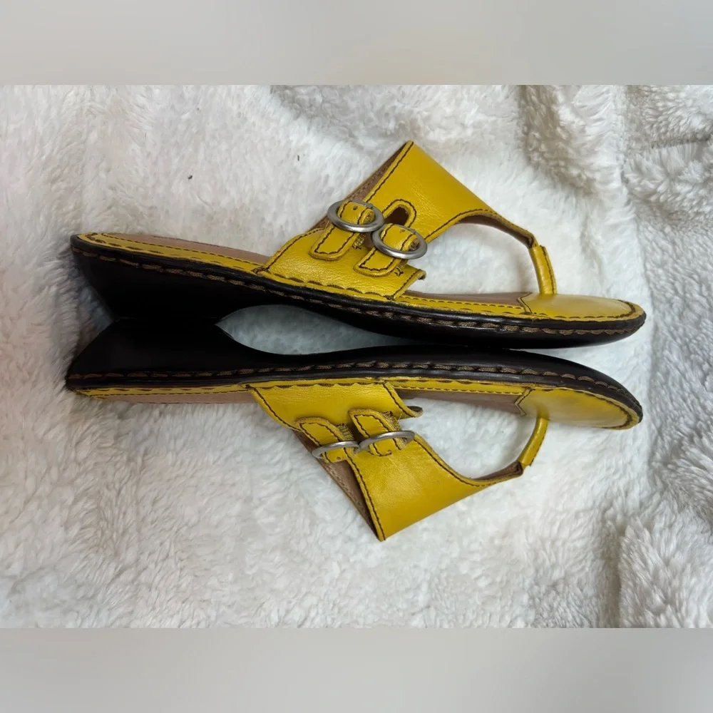 Born Women's Kellen Leather Yellow Buckle Sandals Sz 8 Excellent Condition - Picture 4 of 10